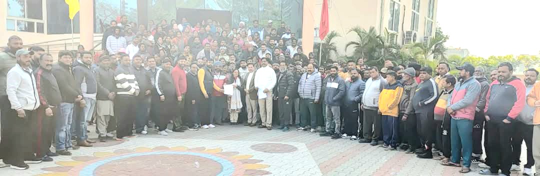 Safai Karamcharis held a meeting and handed over a memorandum to the Municipal Commissioner regarding their demands